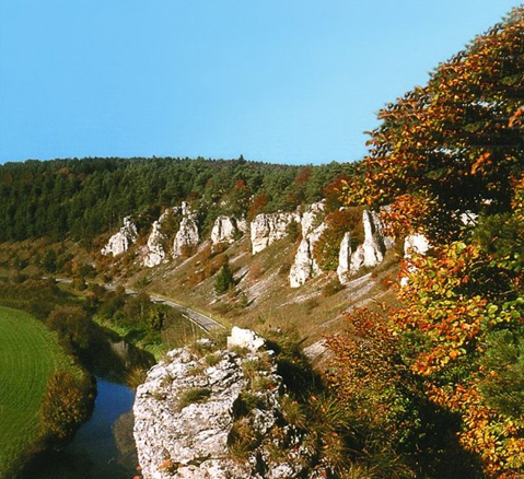 Altmühl mit der Gesteinsformation 12 Apostel bei Solnhofen