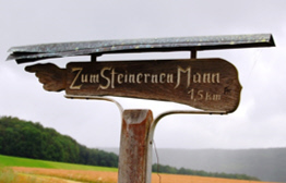 Hinweisschild aus Holz Zum Steinernen Mann