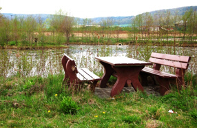 Sitzgelegenheiten am Biotop-Weiher bei Meinheim